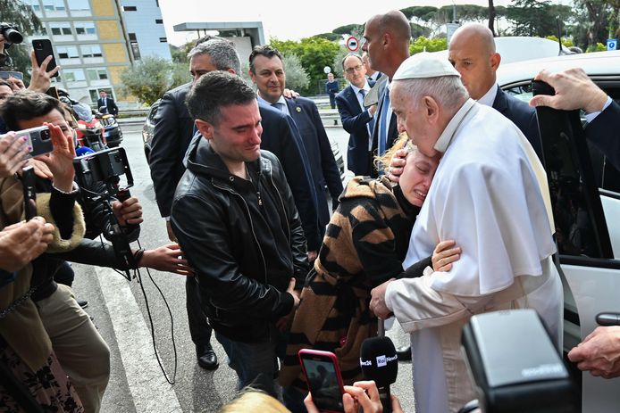 De paus knuffelt ouders die een dag eerder hun 5-jarig kind verloren.