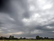 Overlast door regen in West-Brabant, water stroomt naar binnen, zondag opnieuw fikse onweersbuien