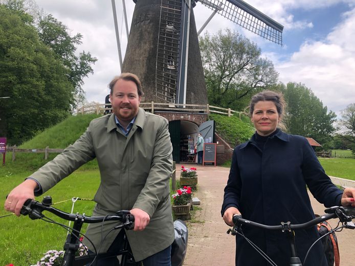 Wethouder Jeroen Diepenmaat nam eerder dit jaar de nieuwe stadsbouwmeester Jessica Hammarlund Bergmann mee op een tour langs verschillende plekken in Enschede en omgeving.