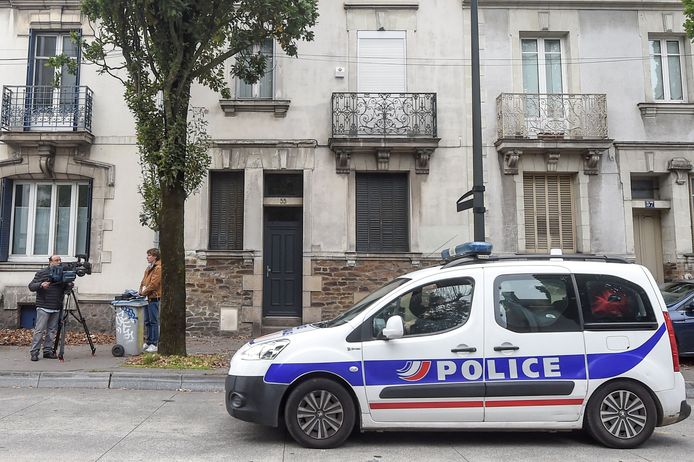 Een politiewagen voor het huis waar Xavier Dupont De Ligonnes zijn gezin zou hebben uitgemoord.