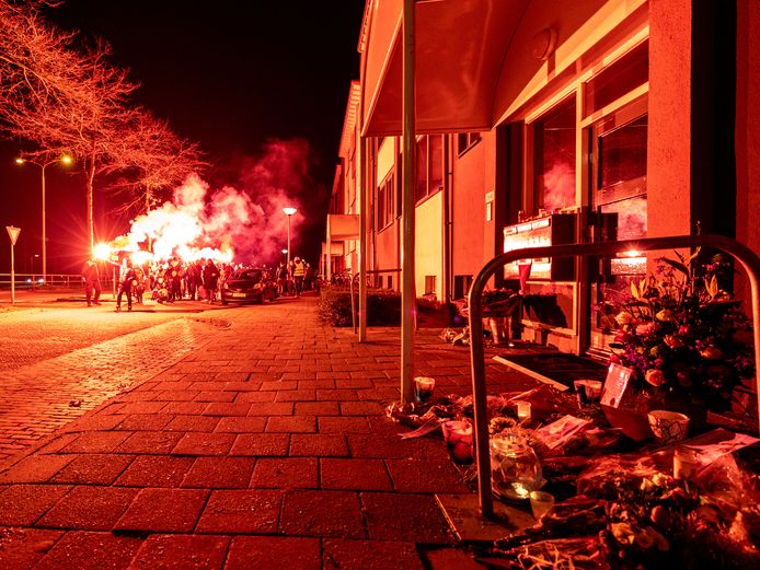 De stille tocht voor de doodgestoken Jarell Reinders uit Almelo eindigde bij het plaats delict, het appartementencomplex aan de Sluitersveldssingel. De 62-jarige verdachte blijft 90 dagen langer in voorarrest, bepaalde de rechtbank in Almelo vandaag.
