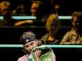 Toeschouwers mogen ook na 22 uur blijven en zien Tsitsipas eerste partij overleven