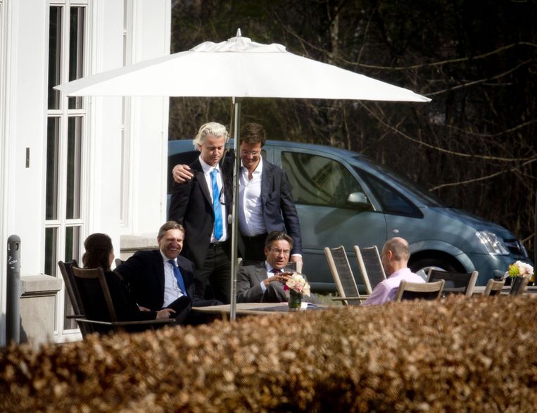 Premier Mark Rutte (rechts) omhelst PVV-leider Geert Wilders, eind maart. Beeld ANP