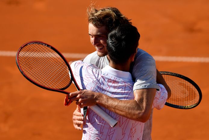 Zverev met innige knuffel voor Djokovic tijdens de Adria Tour in Belgrado.