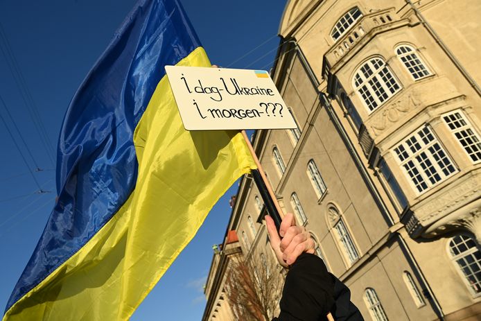 Op dit bord, vastgemaakt aan de Oekraïense vlag, staat ‘Vandaag Oekraïne, morgen ???’