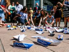 Des bateaux en papier devant le Parlement européen
