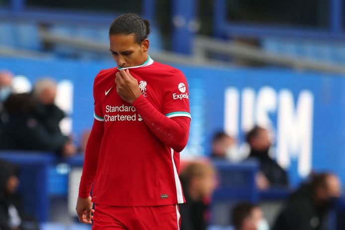 Virgil van Dijk gaat geblesseerd van het veld.