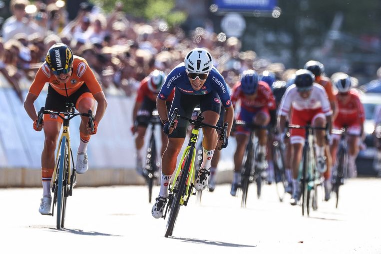 Elisa Balsamo van Italië sprint naar de wereldtitel. Links van haar Marianne Vos, die met zilver genoegen moet nemen. Beeld AFP