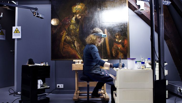 Carol Pottasch restaureert het schilderij 'Saul en David' van Rembrandt in het Mauritshuis. Beeld Io Cooman