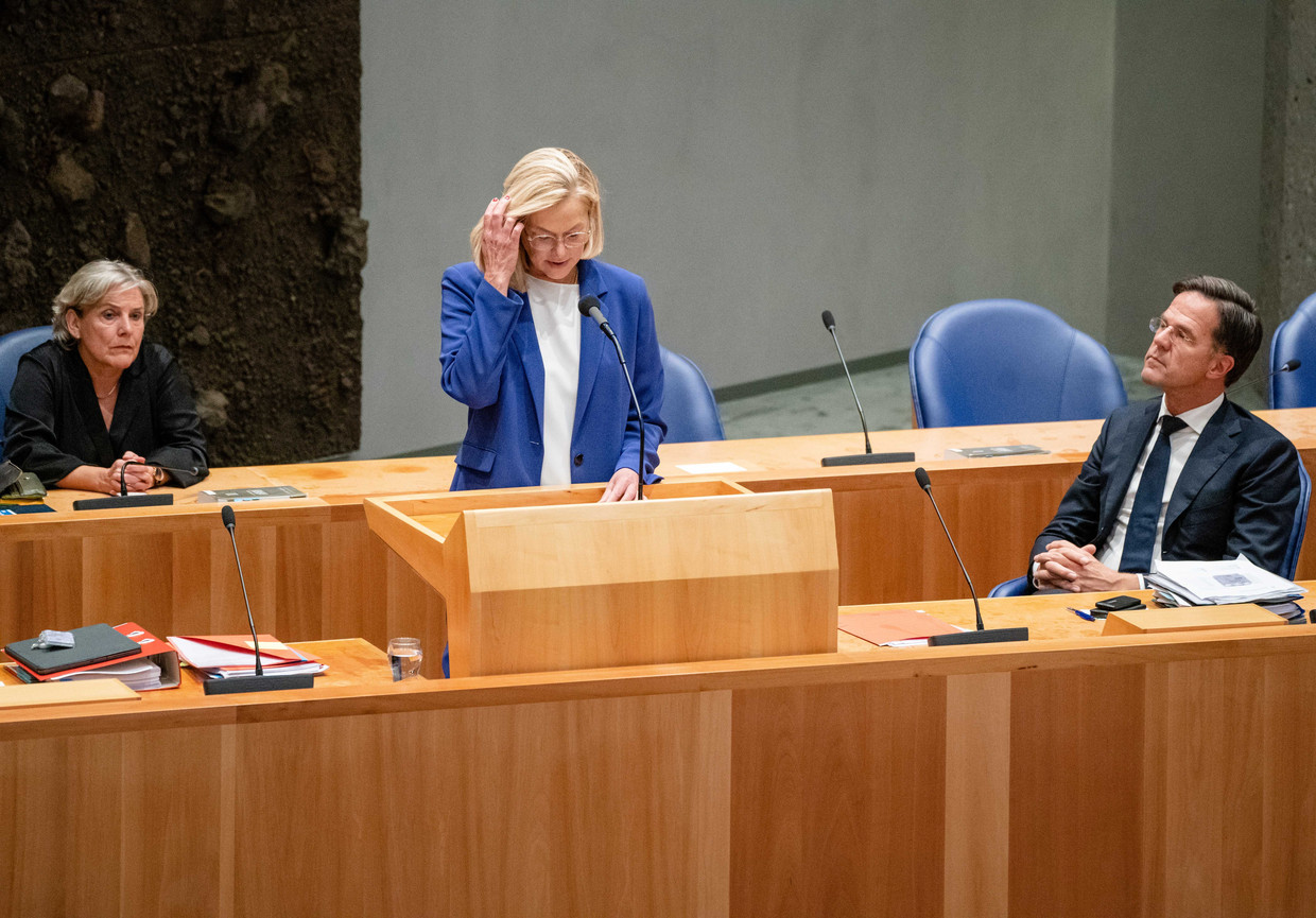 Sigrid Kaag kondigt aan dat ze aftreedt als demissionair minister van Buitenlandse Zaken. Ze deed dat nadat de Tweede Kamer een motie van afkeuring had ingediend vanwege de chaotisch verlopen evacuatie uit Afghanistan.  Beeld ANP
