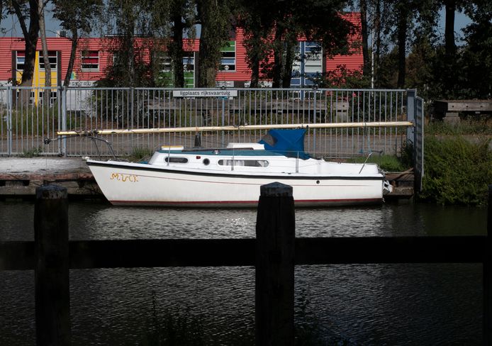 De in Helmond leeg aangetroffen boot MVCK ligt nu in de werf van Rijkswaterstaat in Nederweert