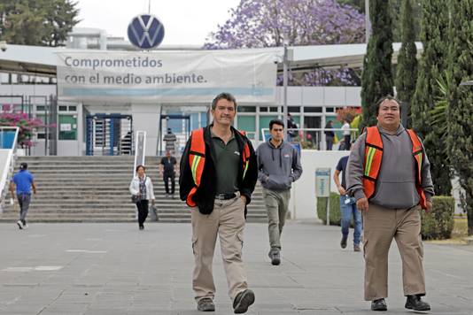 Werknemers verlaten de Volkswagen-fabriek in Puebla, Mexico.