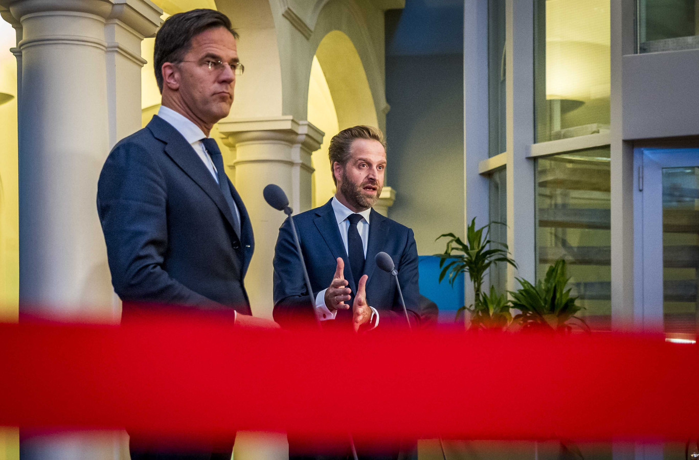 Demissionair premier Mark Rutte en minister Hugo de Jonge van Volksgezondheid (CDA) geven een toelichting over de situatie rond de basismaatregelen tegen het coronavirus.
