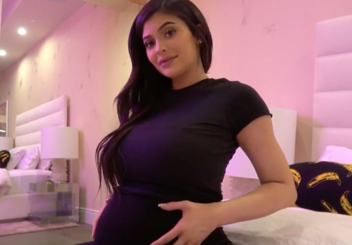 Kylie Jenner toont éindelijk haar babybuik.