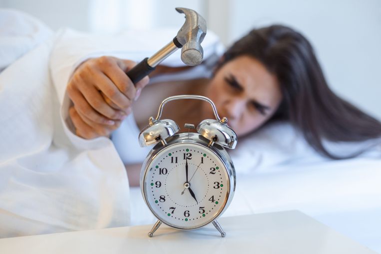 Zó ongezond is het als je elke dag wakker schrikt van je wekker