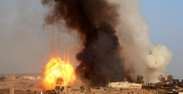 Archiefbeeld van een luchtaanval van de door de Saoedi's geleide coalitie in Sanaa, Jemen.
