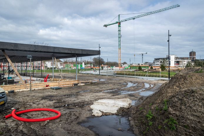 In het Burgemeester Geukerspark in Helmond wordt een horecapaviljoen met terras gebouwd. Bij de kraan aan de rand van het park verrijst appartementencomplex De Weef. De verste kraan staat bij het bouwterrein van Oranjekade.