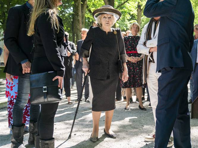 Prinses Beatrix verschijnt met wandelstok in Den Haag: ze blijkt zich te hebben verstapt