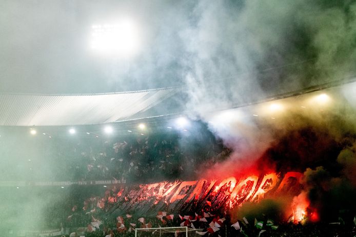 Fakkels en het omstreden spandoek.