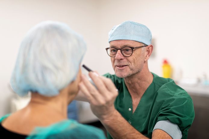 Plastisch chirurg John van der Werff van Kliniek Alphen bereidt een ooglidcorrectie voor.