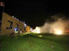 Strobalen ‘Effe noar Geffe’ verwoest door brand langs A59 bij Geffen