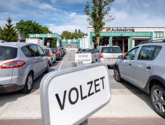 Tot zes uur wachten en liefst twee keer naar huis gestuurd: opnieuw lange rijen aan autokeuring, maar “absoluut niet zoals in de zomer”