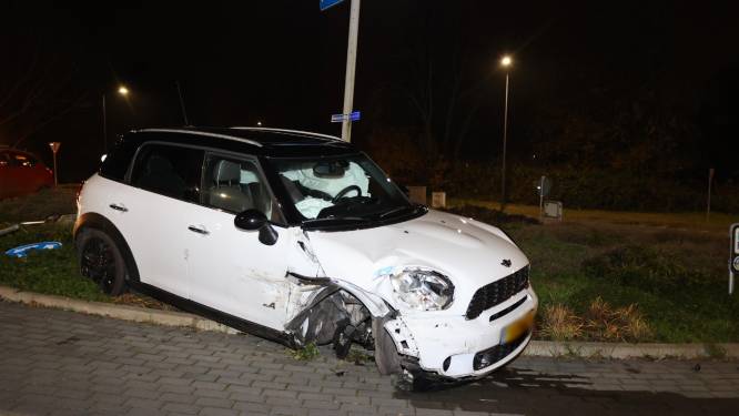 Auto botst met hoge snelheid tegen vangrail en belandt zonder voorwiel midden op rotonde in Den Bosch 