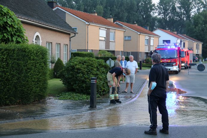 De hele wijk zit nu zonder water omwille van de breuk in de leiding.
