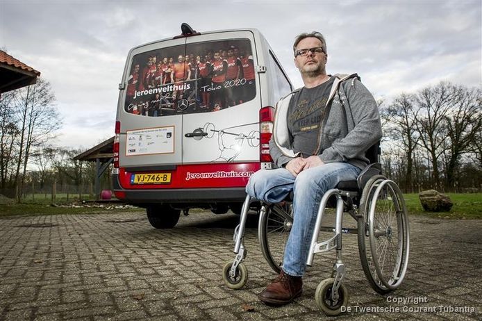 Jeroen Velthuis voor zijn bus, waar hij naast ‘Rio 2016’ inmiddels ook ‘Tokio 2020’ op heeft laten zetten.