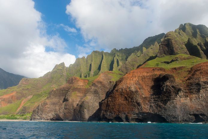 De kust van Na Pali op het eiland Kauai, waar de vermiste helikopter op een rondvlucht vertrok.