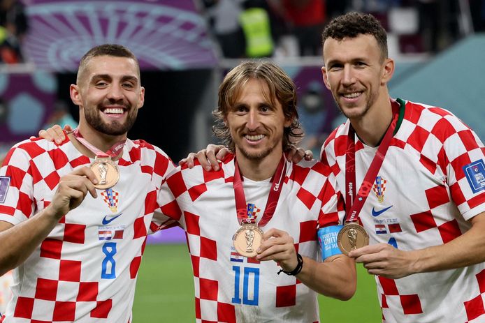 Luka Modric, Mateo Kovacic en Ivan Perisic stralen met het WK-brons om hun nek.