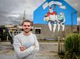 Wietse is volop bezig met een nieuw kunstwerk langs de Astridlaan