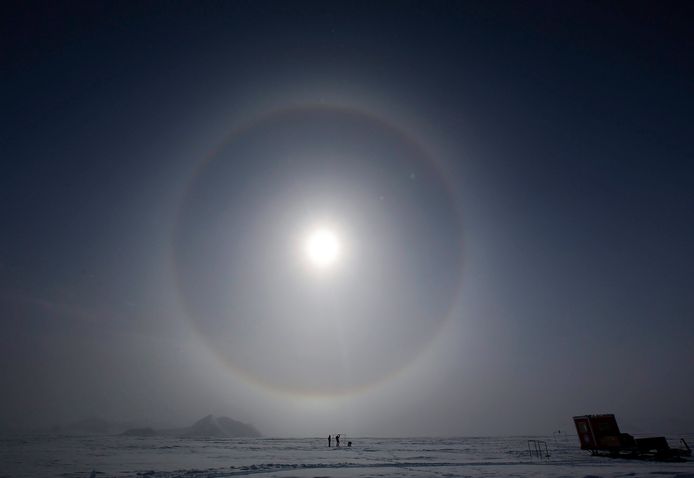 Wetenschappers meten de zonnestraling op Antarctica.