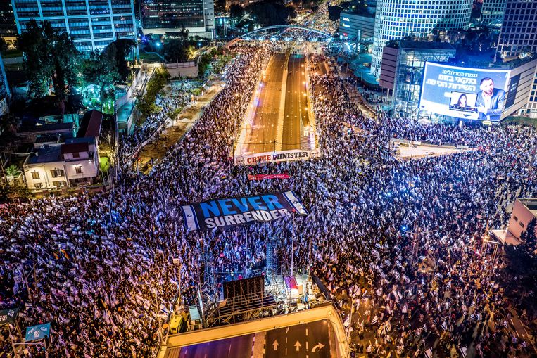 In het centrum van de stad Tel Aviv trokken demonstranten door de straten met Israëlische vlaggen. Beeld REUTERS