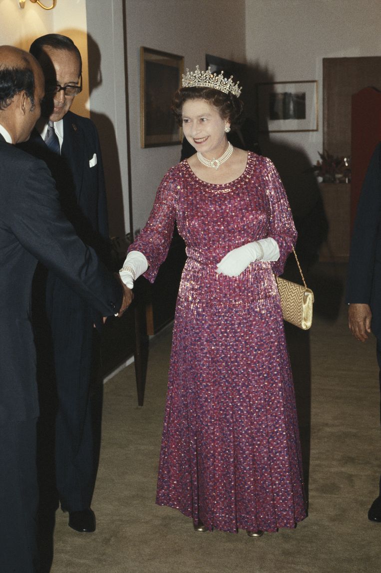 Queen Elizabeth II, wearing a four-strand diamond and pearl choker with the 'Girl's of Great Britain and Ireland' tiara, shaking hands with a guest at a state banquet held in her honour during a state visit to Bangladesh, 16 November 1983 (Photo by Tim Graham Photo Library via Getty Images) Beeld Getty Images