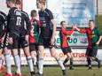 WAVV (roodgroene shirts) begint de strijd om promotie naar de tweede klasse dinsdagavond op bezoek bij AVW’66. Advendo'57 (zwarte shirts) ontvangt dan EFC’58.