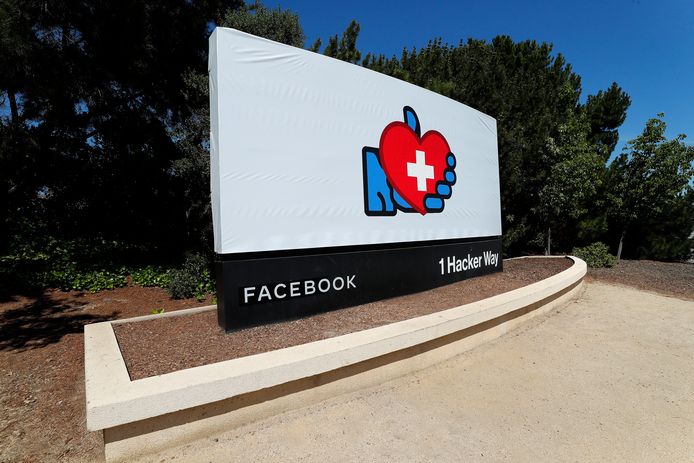 Le fameux "Like" de Facebook remanié en soutien au personnel médical, à l'entrée de son siège, en Californie