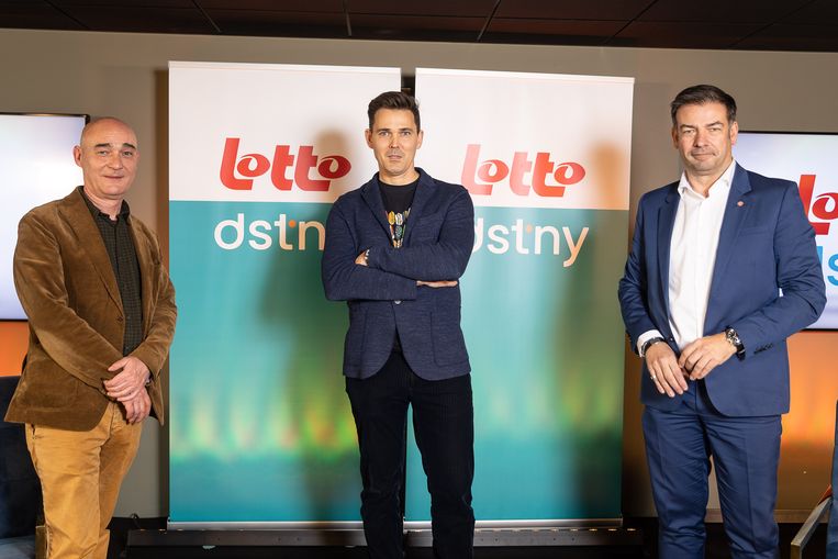 Jannie Haek (CEO Lotto), Daan De Wever (CEO Dstny) en John Lelangue (manager Lotto-wielerteam) in Gavere. Beeld BELGA