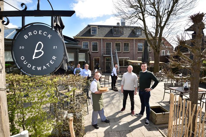 Don Janmaat en Jamie de Jong (rechts) met enkele medewerkers: Pim Hagen (met de Broeck appeltaart), Melissa van Delft, Amber Hoogendijk en Willem Broekman