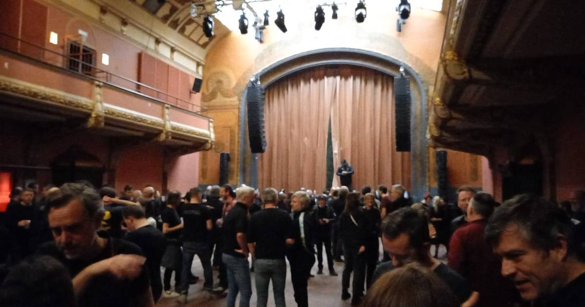 フロントマンのシスターズ・オブ・マーシーが「体調不良」となり、満員となったヴォールイットでのコンサートは中止となった。 ゲント