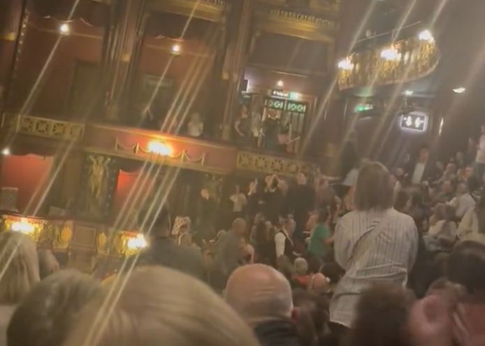 Applaus uit het publiek als de twee meezingende fans van The Bodyguard uit het theater in Manchester worden gezet.