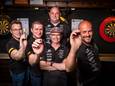 Teamcaptain André van Noorel (met pet) en vaste chauffeur Harry Olthuis worden geflankeerd door vanaf links Wes van Dijk, Kees-Jan Snel en Loek van den Berg.