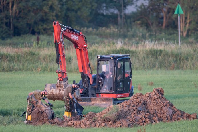 EOD-medewerkers zijn woensdagavond bezig op de vindplaats van het projectiel.