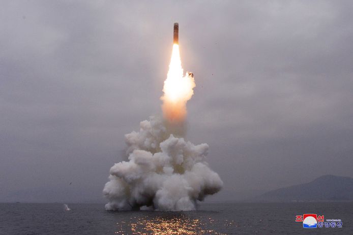 De lancering van de Pukguksong-3, raket vanaf een onderzeeër.