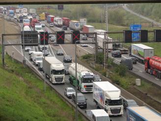 Halfuur file op Antwerpse Ring richting Gent door schade aan wegdek in Kennedytunnel: rechterrijstrook afgesloten