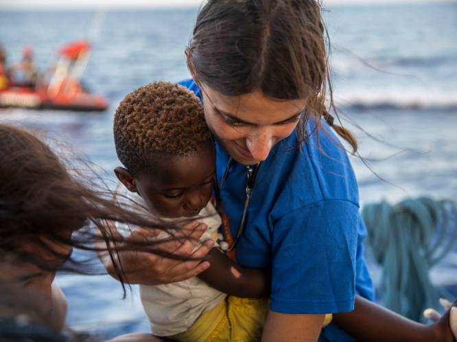 Italiaans schip redt honderd migranten op Middellandse Zee