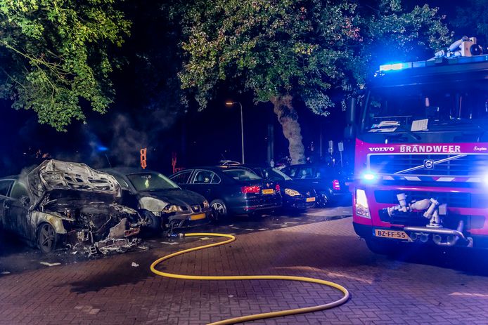 Drie auto's verwoest door brand in Tilburg.