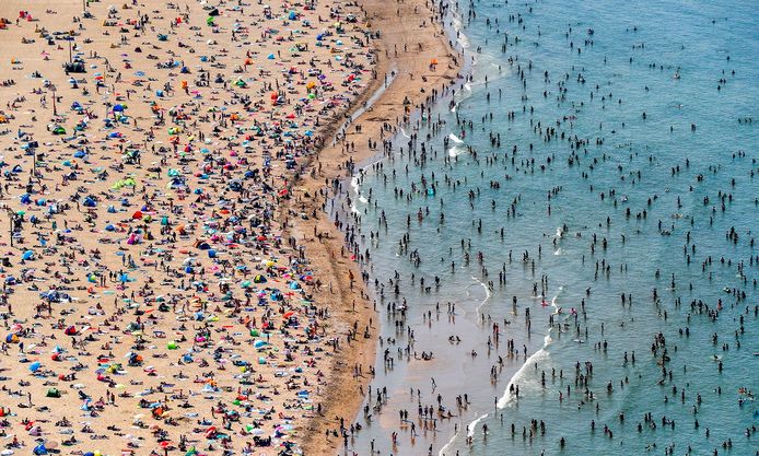 Luchtfoto van badgasten op het strand van Scheveningen.