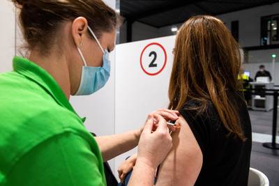 Een griepprik en meteen daarna de herhaalprik tegen corona: onderzoek naar combivaccineren