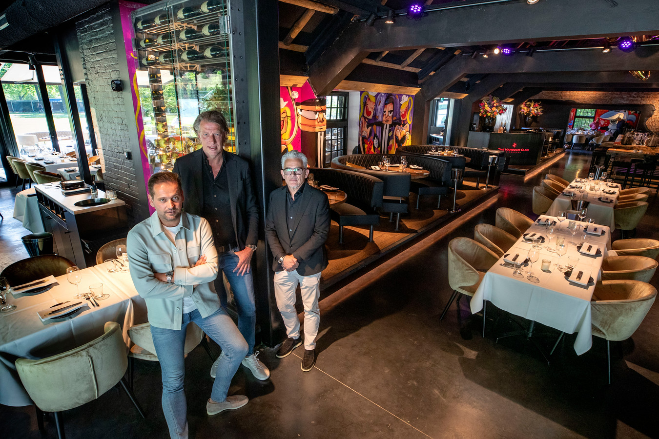 Zakelijke partners Joost Verhoeven en Richard van Leeuwen met hun bedrijfsleider Willem Rooijakkers (vlnr) in The Harbour Club aan de Karpendonkse Plas.